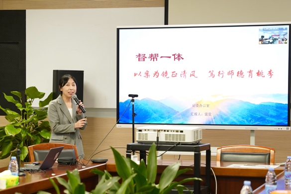 桌子上的电脑和电视 AI 生成的内容可能不正确。